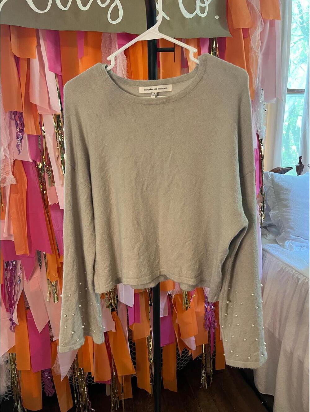 63. LIGHTWEIGHT GREY SWEATER